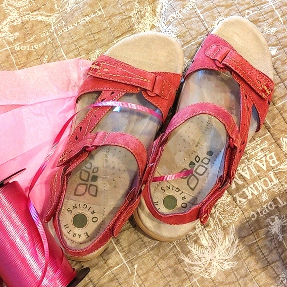 New Earth Origins Sophie 8 1/2M Adjustable Sandal - Picture 5 of 5